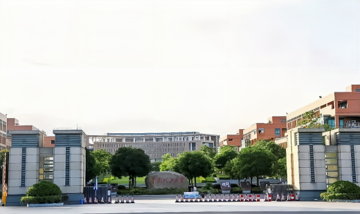 华南理工大学使用卡曼国际密实底 PVC 塑胶地板，筑牢工科强校空间根基​